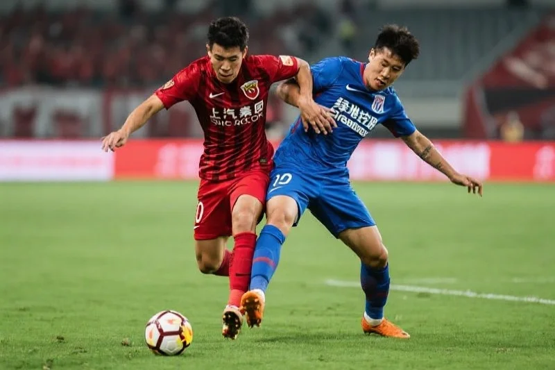 两位球员在德比战中激烈拼抢